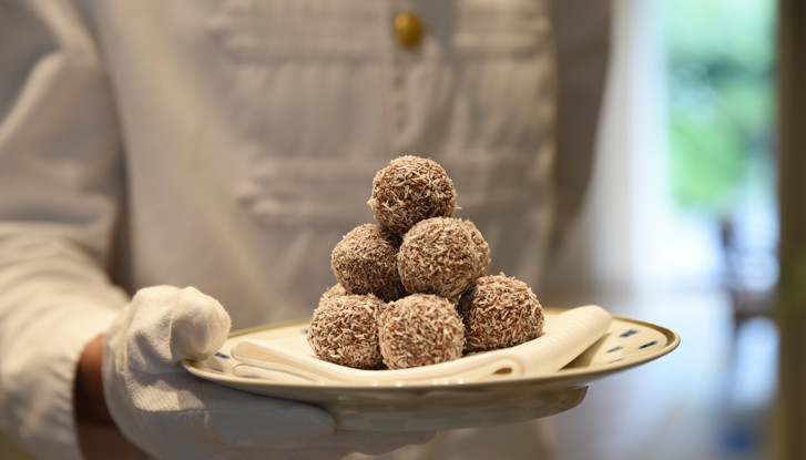 Des boules de chocolat sur une assiette blanche