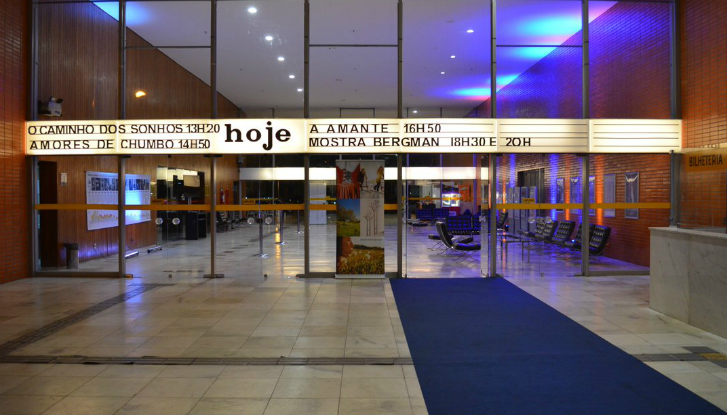 Entrada do Cine Brasilia com letreiros da Mostra Centenário Ingmar Bergman