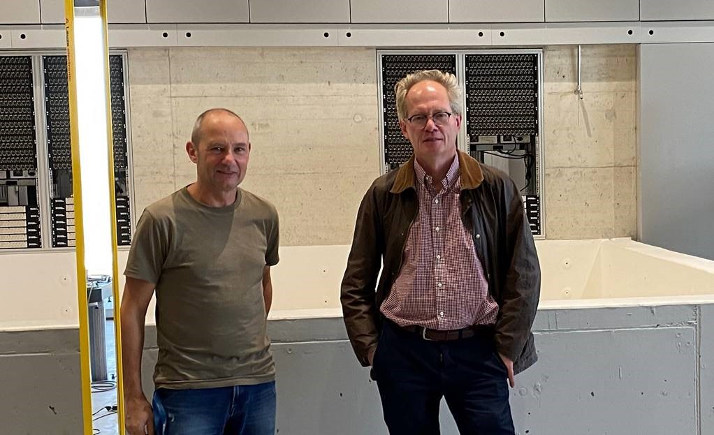 Professor Johan Robertsson (right) with engineer Christoph Bärlocher in the laboratory at ETH in Dübendorf, Zürich.