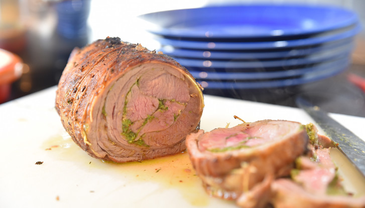 Agneau de Pâques sur une planche à couper.