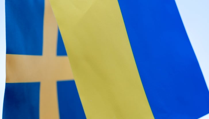 Les drapeaux ukrainiens et suédois