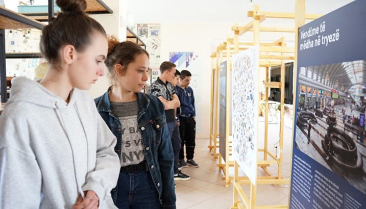 Photo of youth looking at exhibition in Lezha