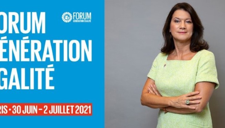 La ministre suédoise des Affaires étrangères Ann Linde et le logo du Forum Génération Égalité