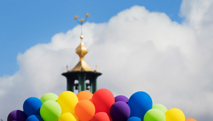 Photo of balloons in rainbow coulor