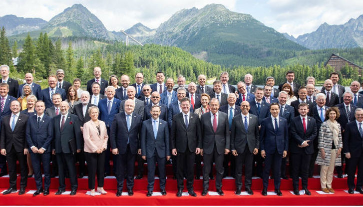 OSCE Foreign Ministers and Heads of Delegations pose for a family photo at the Informal ministerial gathering in High Tatras, 9 July 2019. (MFEA SR/Tomáš Bokor)