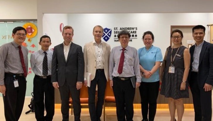 Dr. Åkesson (center) together with representatives from SingHealth