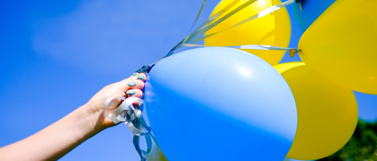 Ballonger i gult och blått.